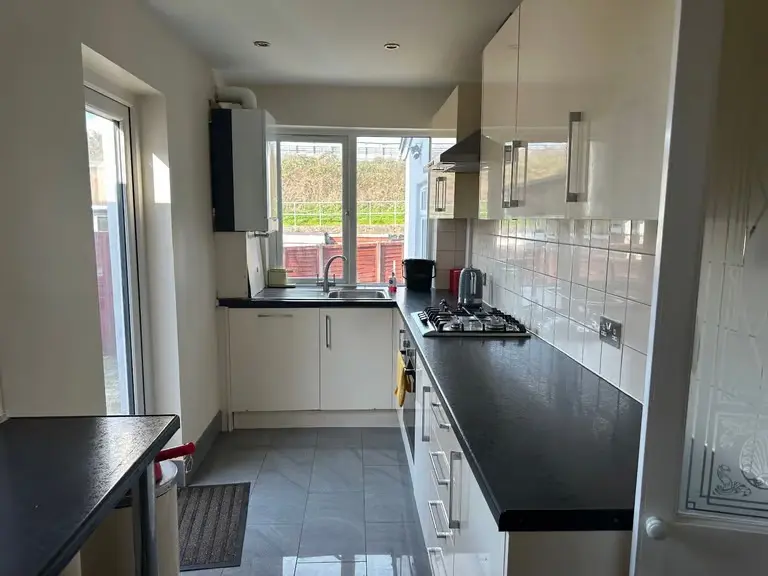 Semi-detached 4bedroom extend house in North Harrow