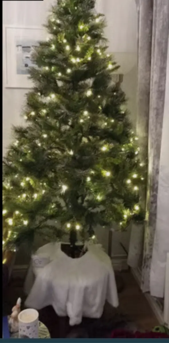 6ft Pre Lit, Sparkly, Artificial Christmas Tree