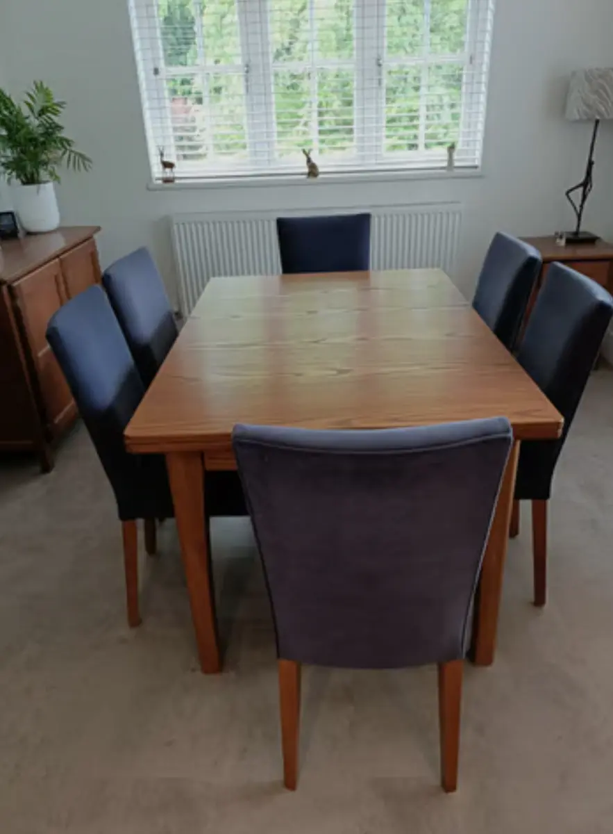 Dining table & 6 matching chairs