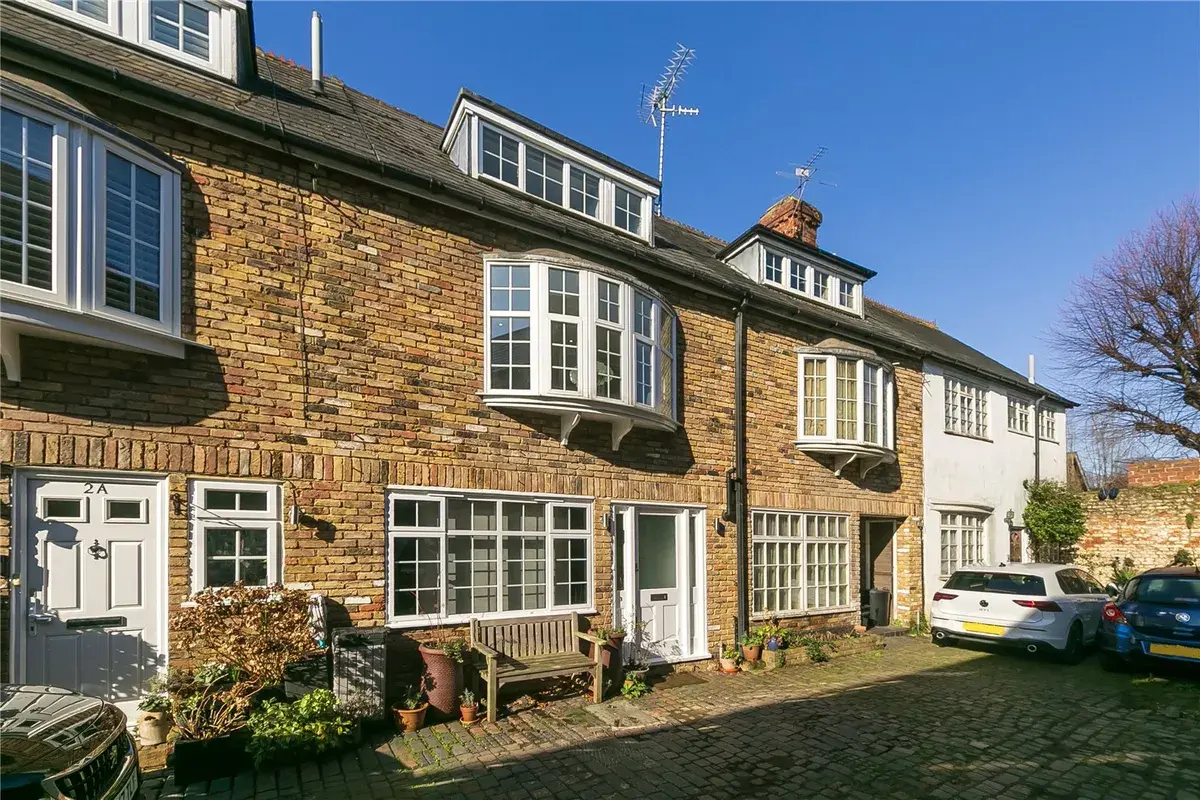 2 bed detached house for sale