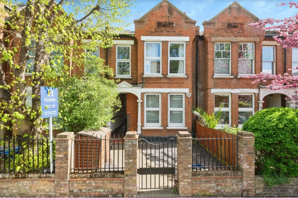 2 bed semi-detached house for sale